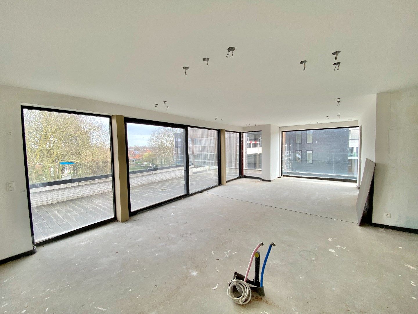 LUXE HOEKAPPARTEMENT  (120M²) MET 3 SLPKS, 2 BADKAMERS EN GROOT TERRAS (67M²) foto 4