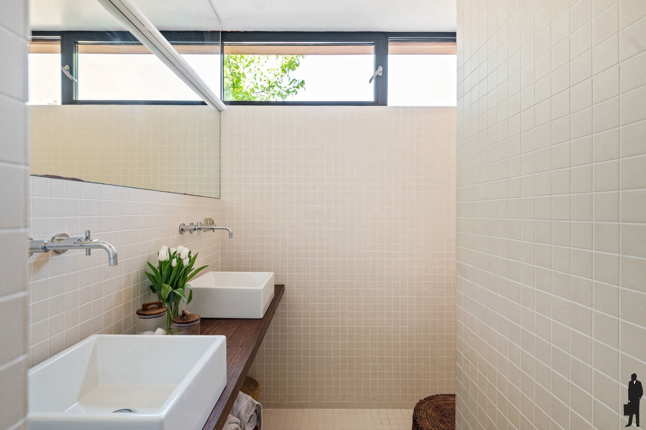 Unieke te renoveren hoevewoning met mooie parktuin foto 9