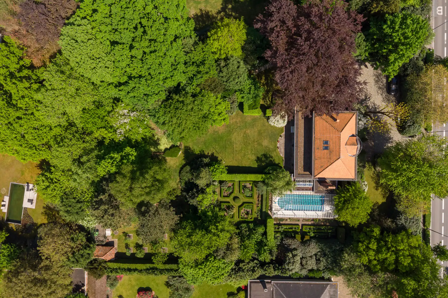 Charmante villa met zwembad op een mooi perceel  foto 40