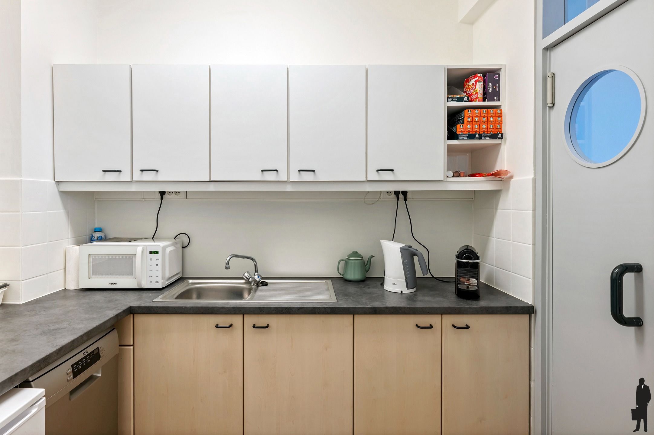 Goed onderhouden dokterspraktijk met 3 studio’s en 14 staanplaatsen foto 16