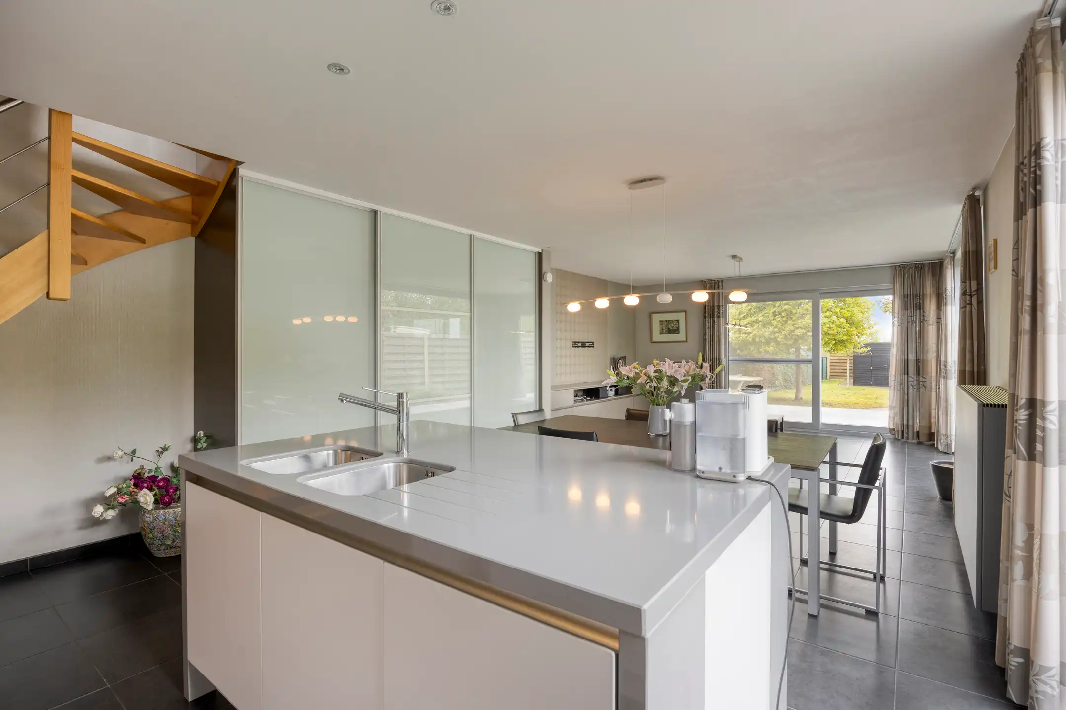 Moderne halfopenbebouwing op een rustige centrale locatie foto 4