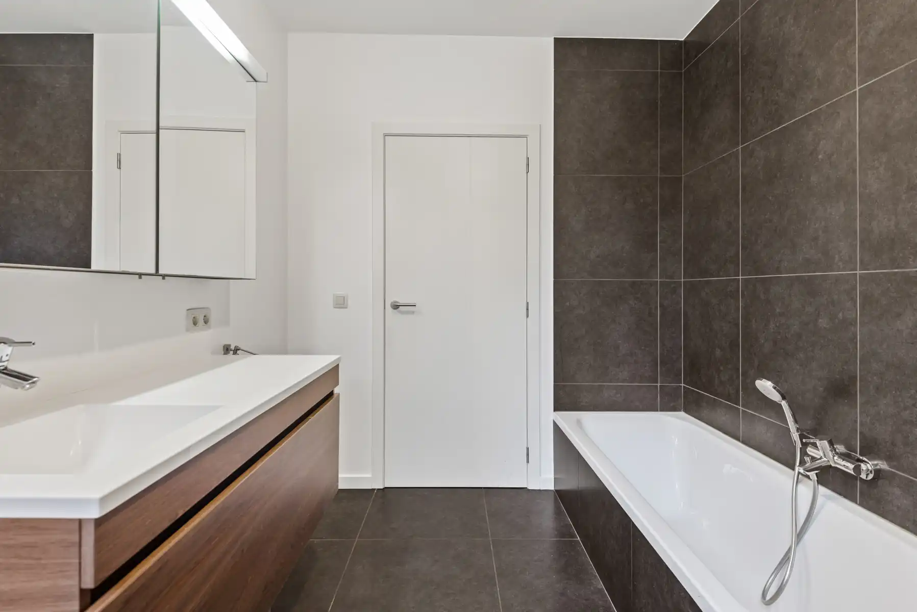 Gelijkvloers app. met tuin in het centrum van 's Gravenwezel. foto 11