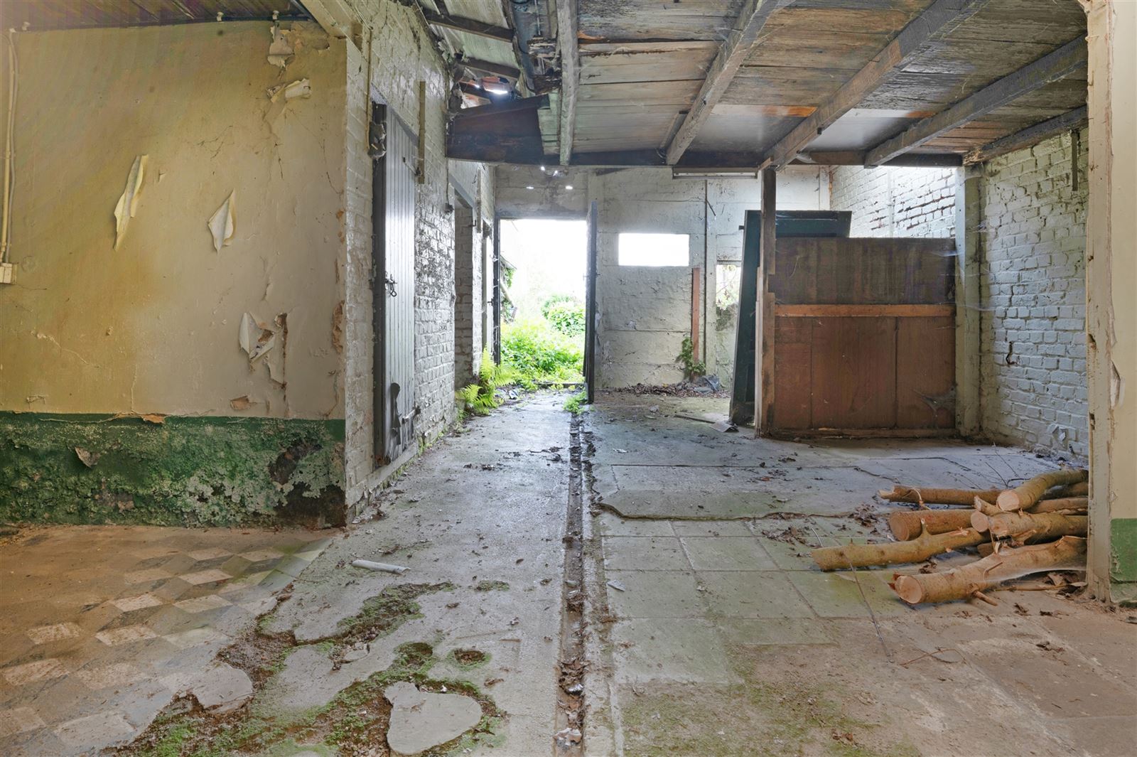 Te renoveren woning met diepe en prachtig gelegen achtertuin foto 9