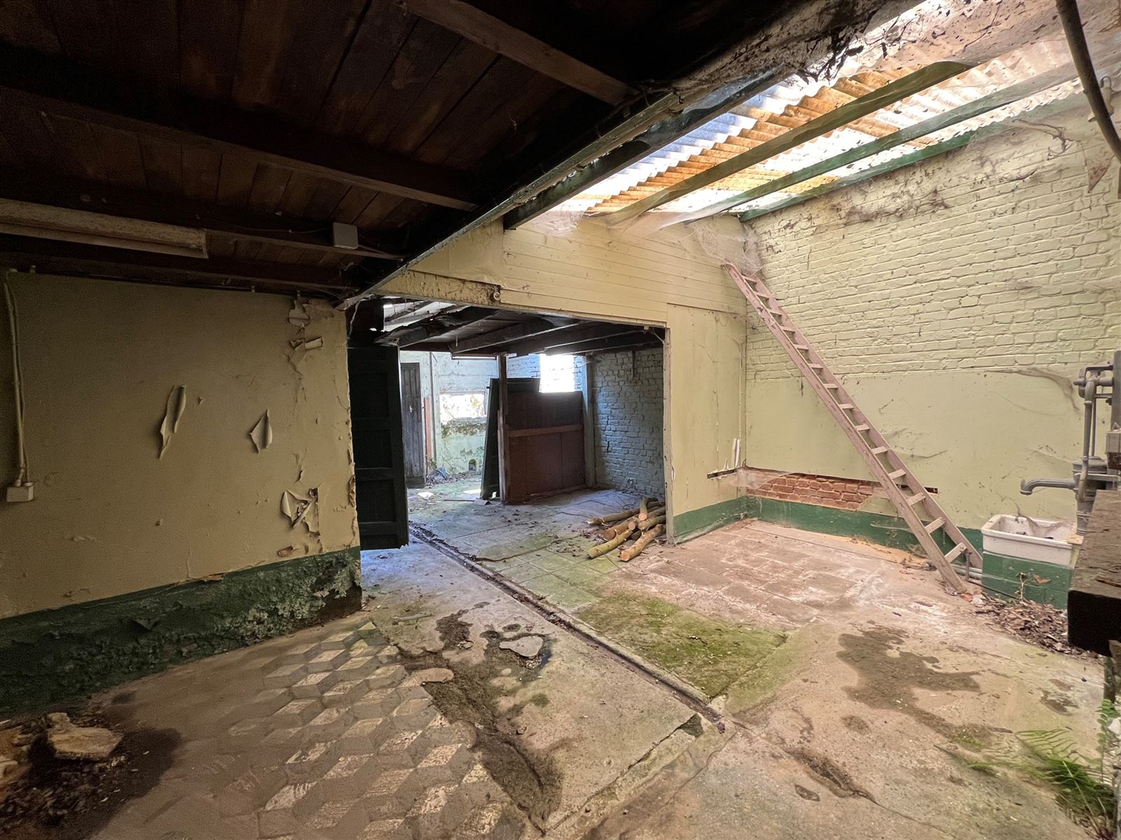 Te renoveren woning met diepe en prachtig gelegen achtertuin foto 9