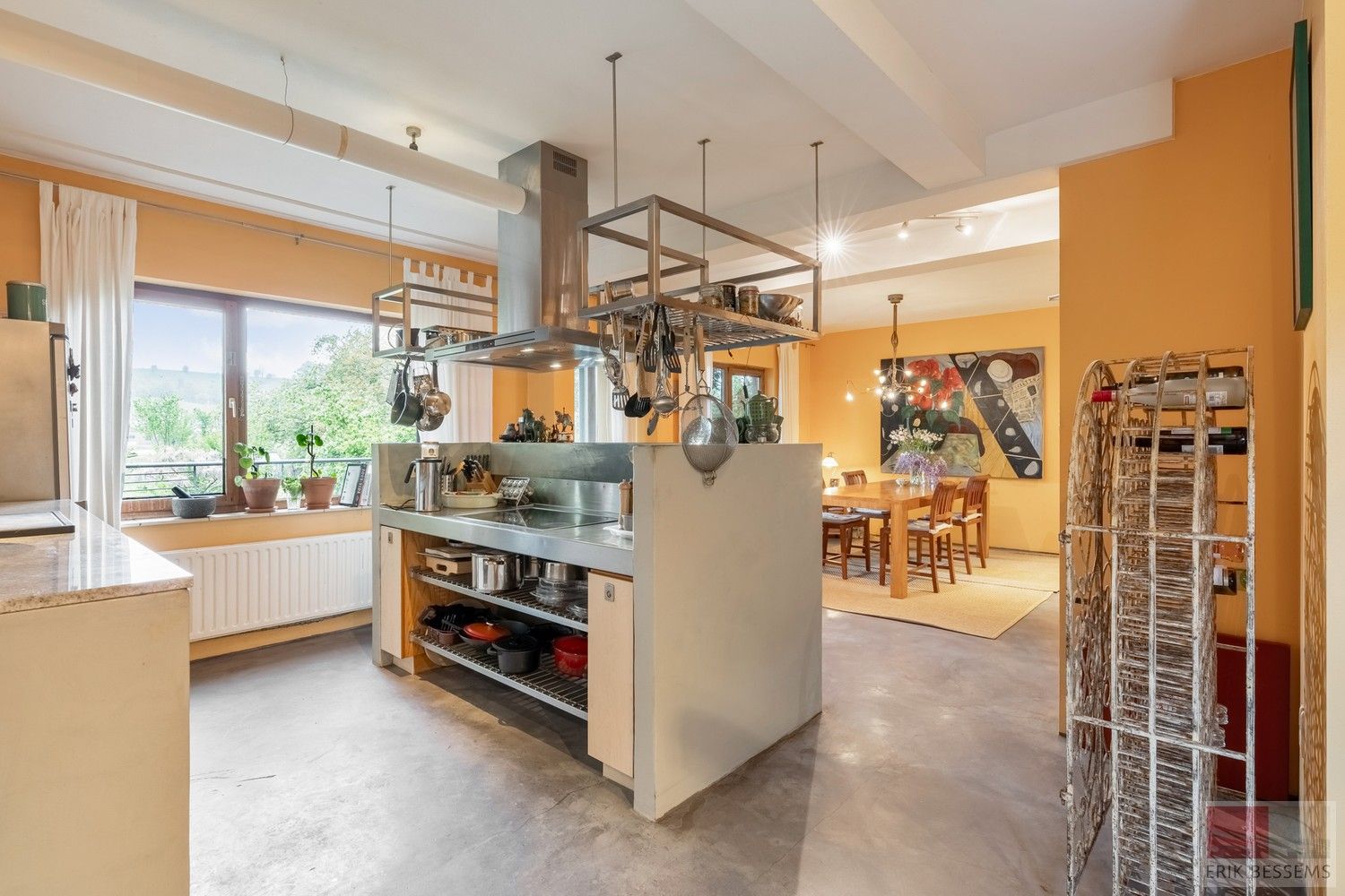 Karaktervolle woning uit 1980 bevindt zich op een perceel van maar liefst 1.399 m² en biedt een bewoonbare oppervlakte van 278 m² foto 10