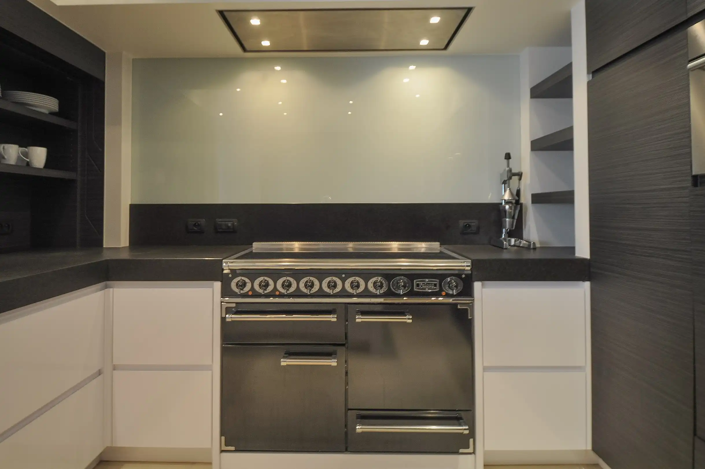 Topaanbieding – Uitzonderlijk ruim appartement in stijlvolle residentie. foto 12