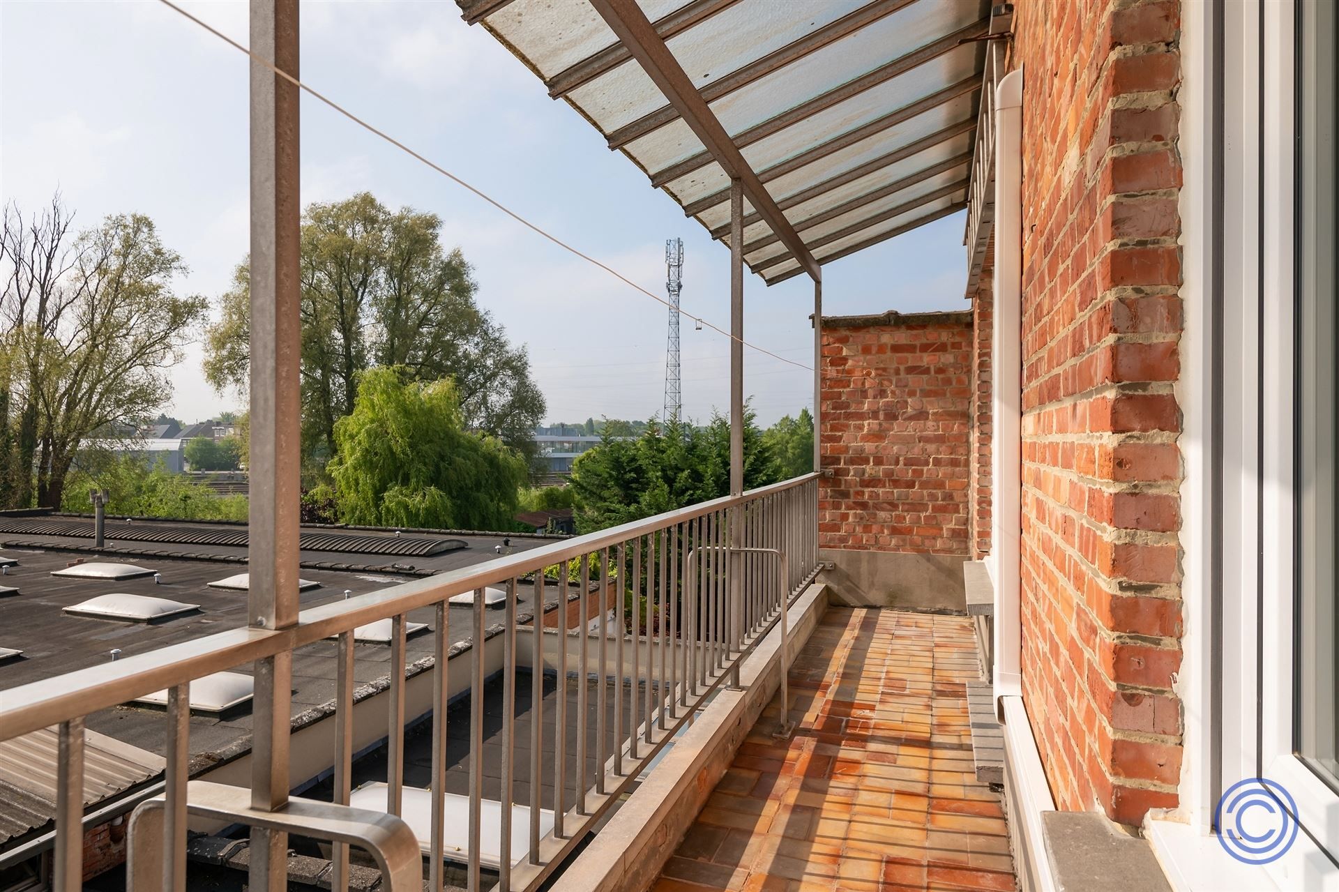 Volledig gerenoveerd 2-slp appartement met zonnig terras! foto 3