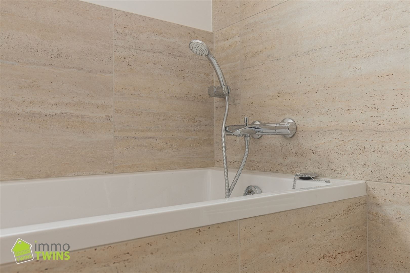 Ruime, stijlvol gerenoveerde woning met garage en oprit foto 17