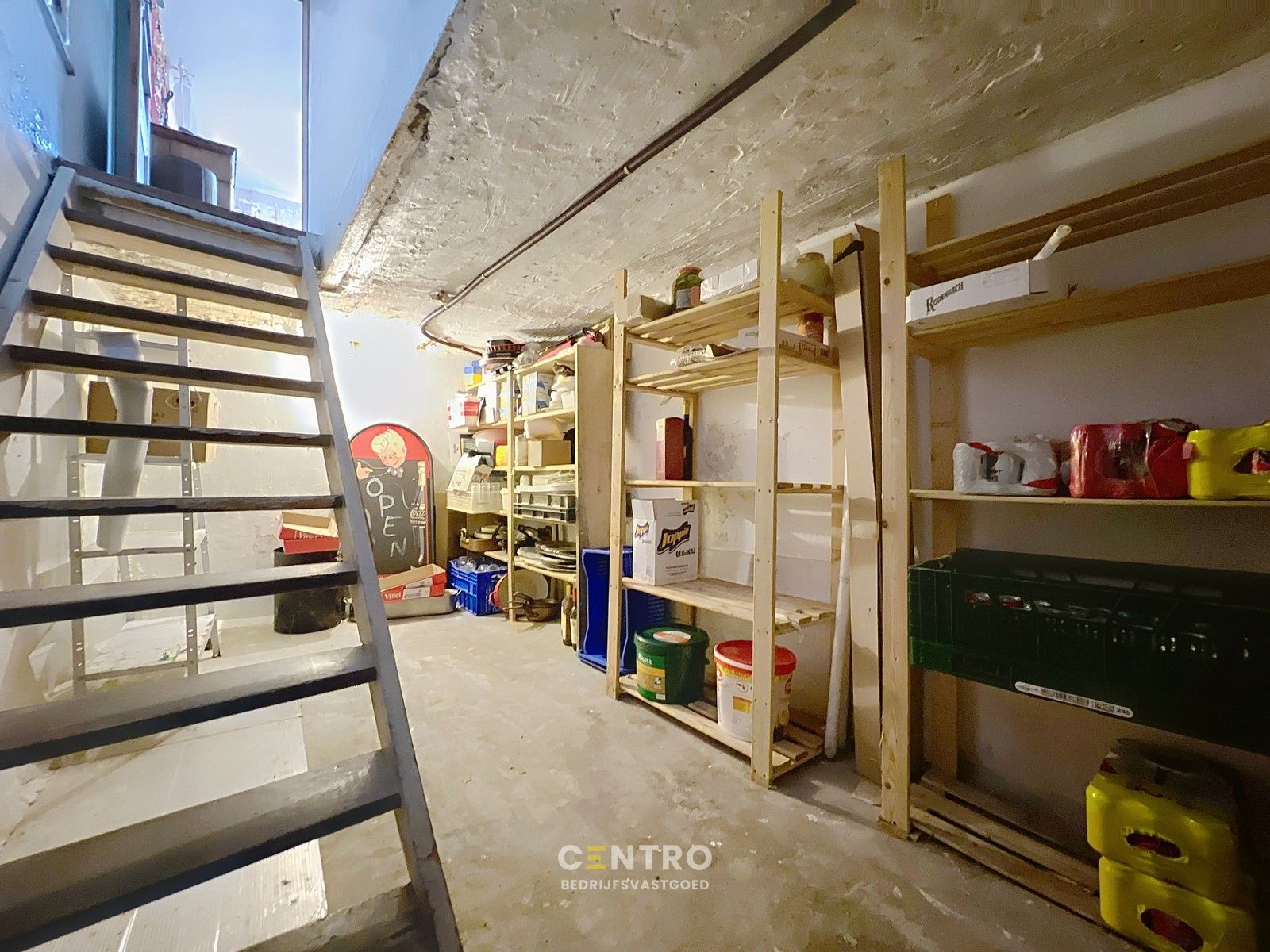 Woning met commerciële ruimte (eenvoudig om te vormen naar ruime leefruimte), 240m² bewoonbaar, extra tuinbergingen en DUBBELE garage te Torhout. foto 19