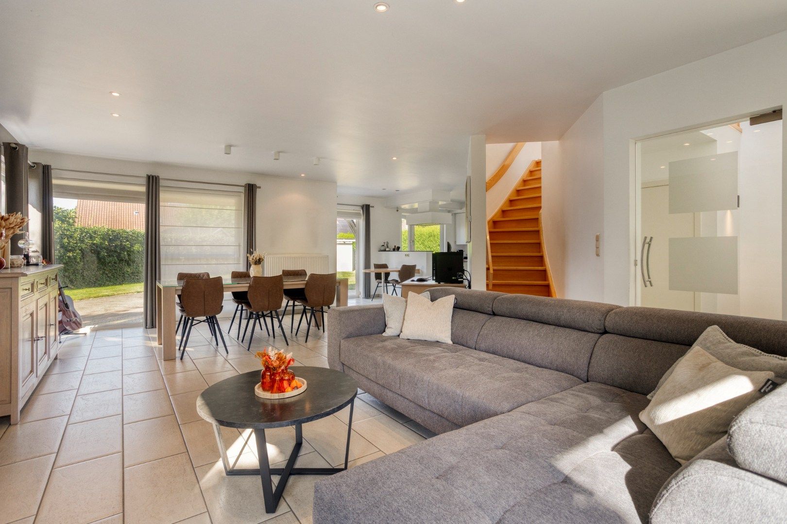 Prachtige open bebouwing met 3 slaapkamers in een rustige buurt! foto 6