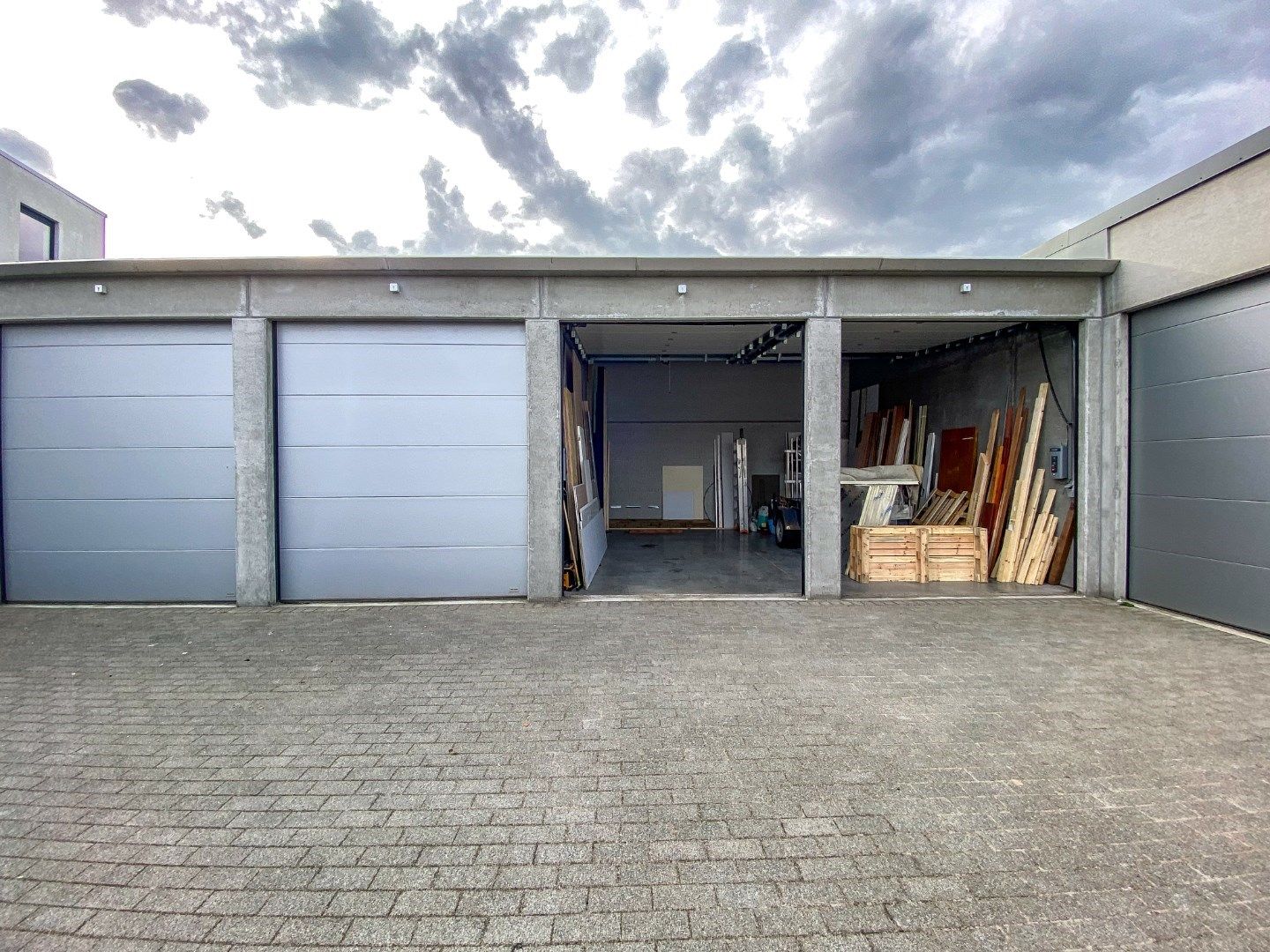 Bovengrondse dubbele garage / opslagruimte te huur in Diksmuide. foto 7