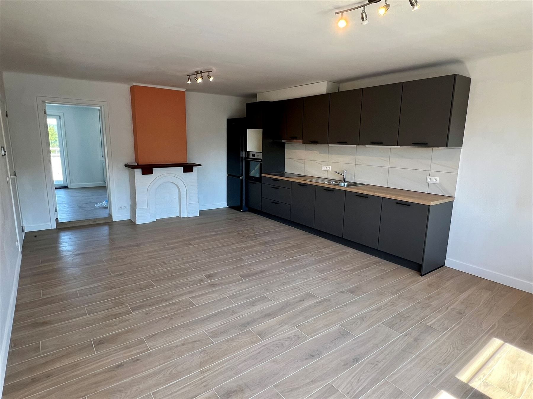 Gerenoveerd appartement met 2 slaapkamers, dakterras  en parking foto 6