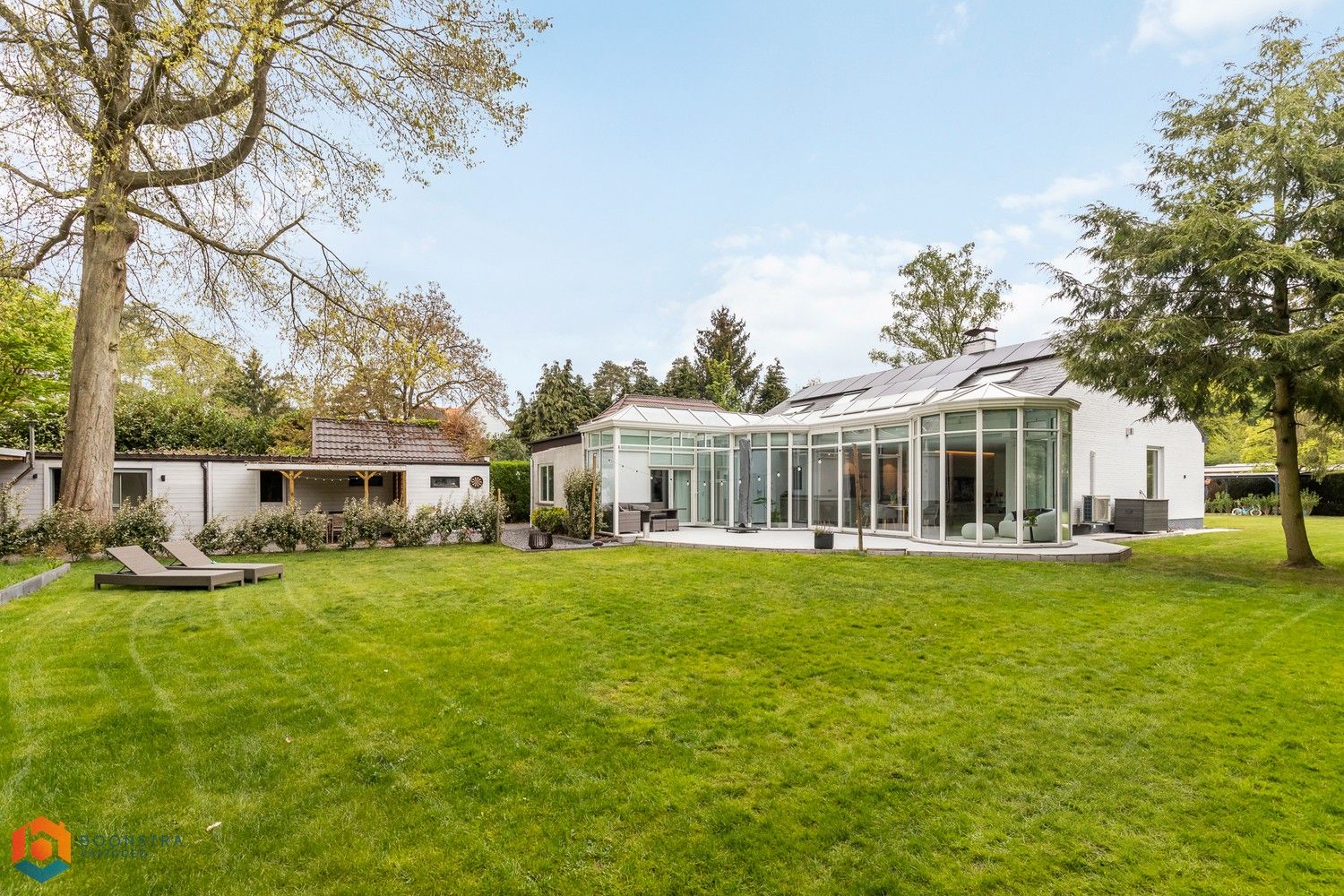 Ruime villa met tal van mogelijkheden en 4 slpkrs op een mooi perceel (1347 m²) te Bonheiden foto {{pictureIndex}}