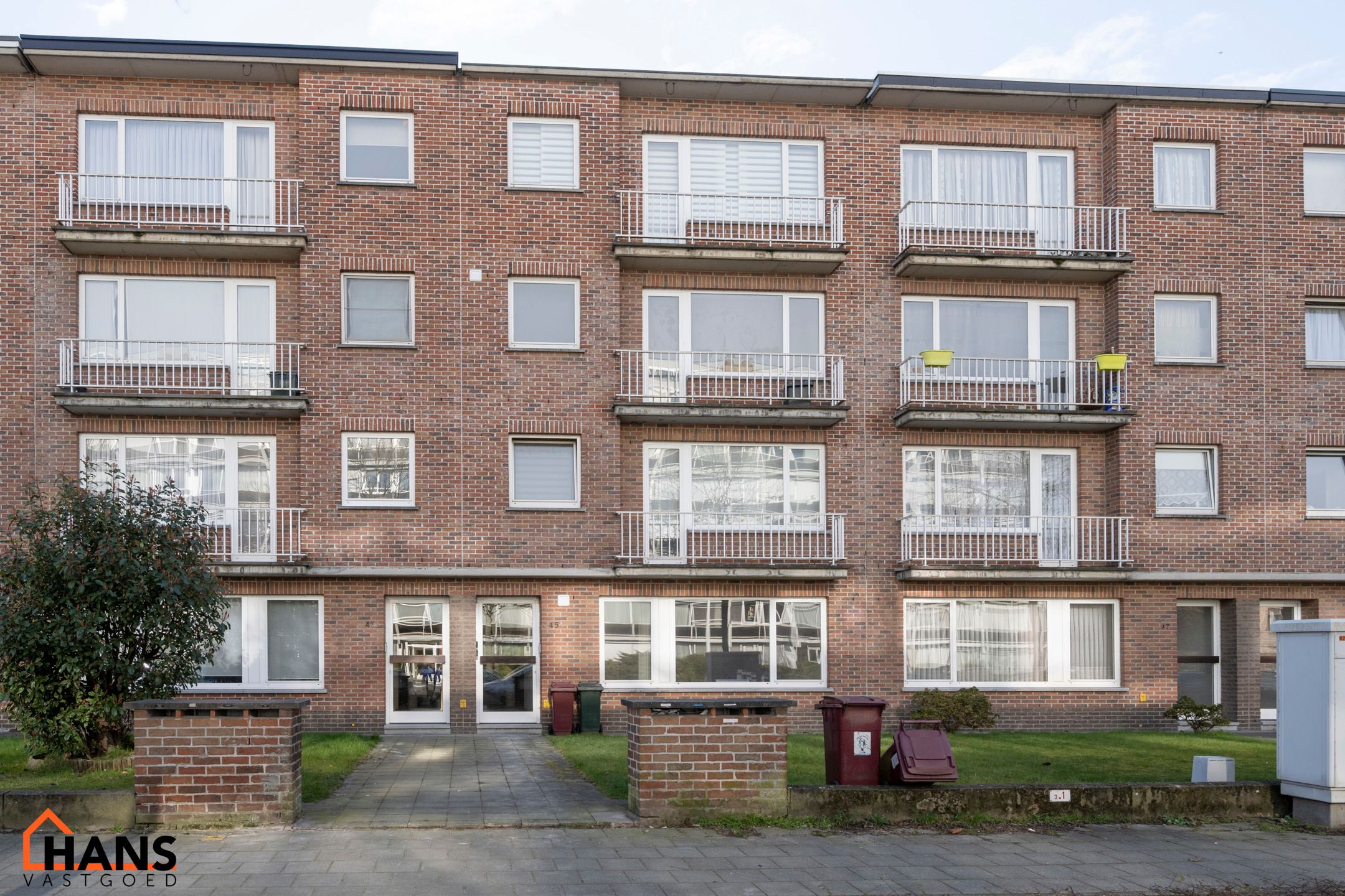 Gerenoveerd appartement met garagebox. foto {{pictureIndex}}