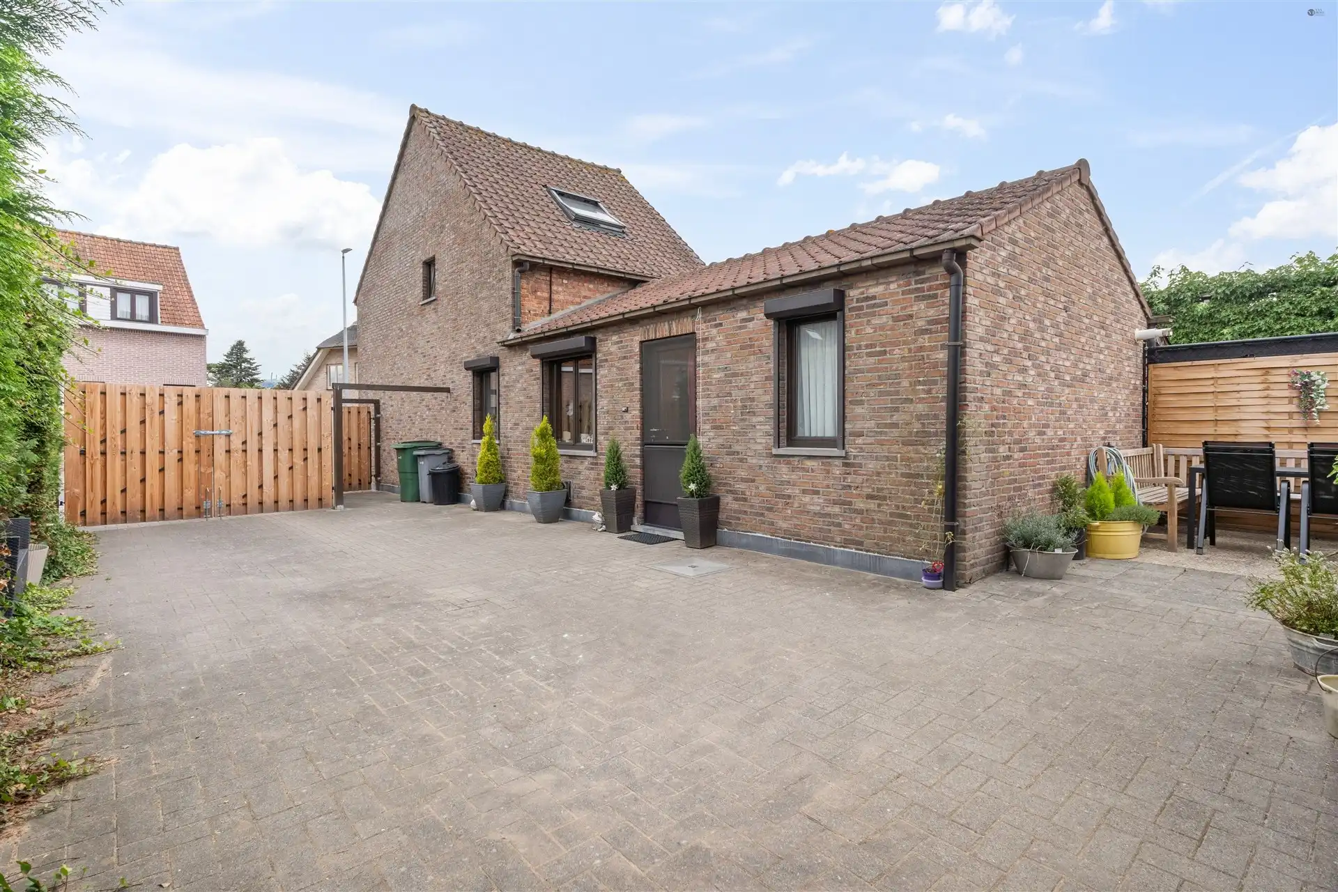 verzorgde woning met brede oprit en garage foto 14