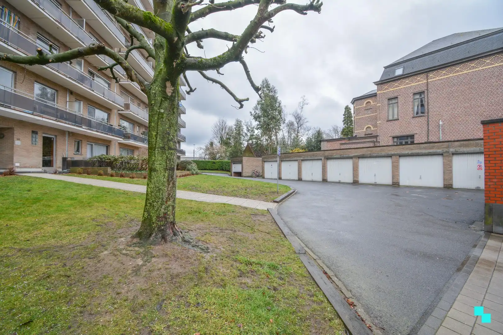 Gunstig gelegen garagebox foto {{pictureIndex}}