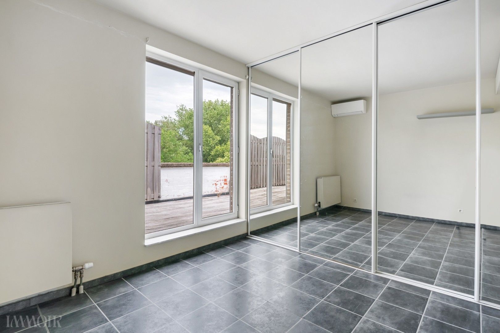 Instapklaar dakappartement met terras en panoramisch zicht in Merksem foto 8