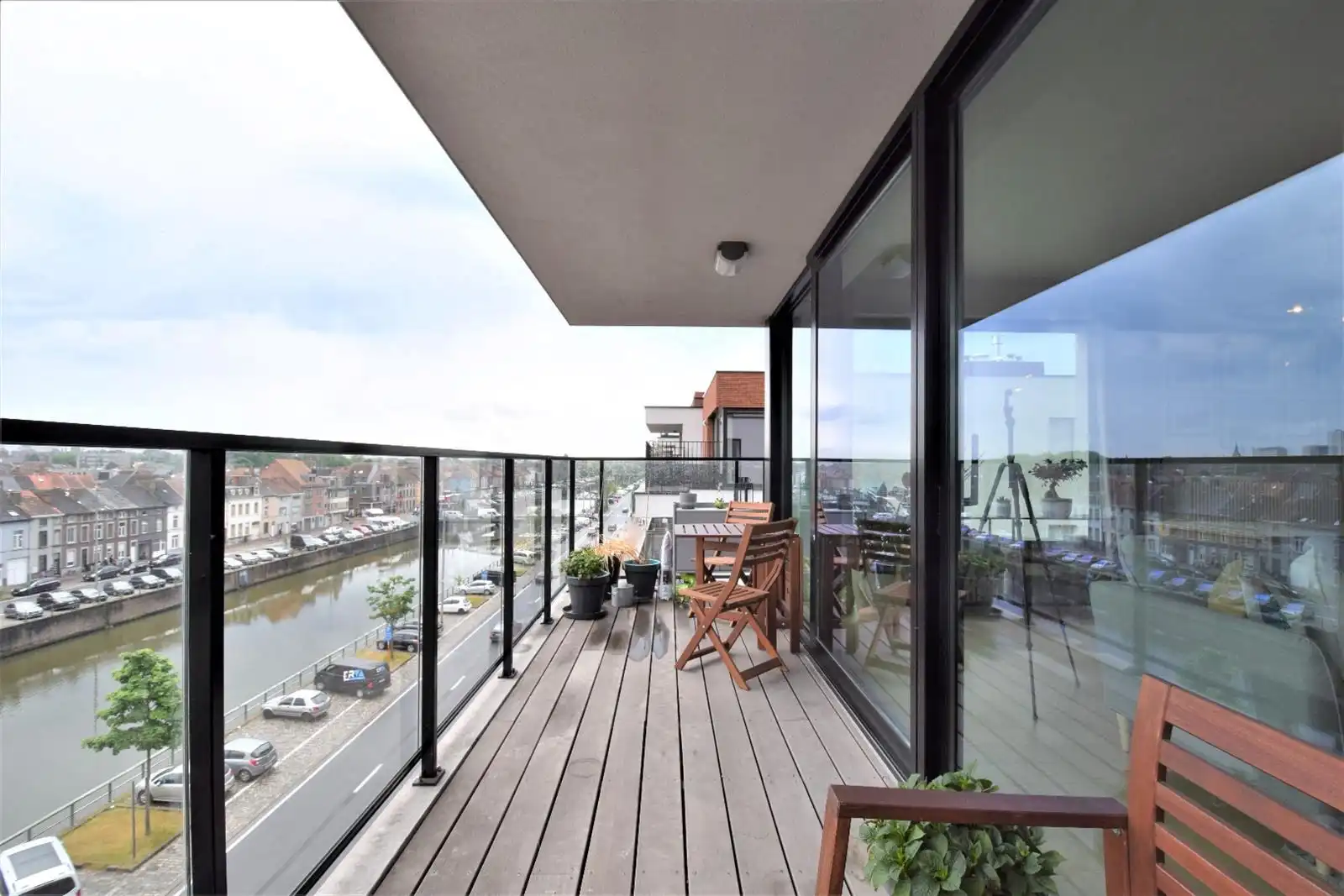 Twee slaapkamer appartement met zicht op water foto 10