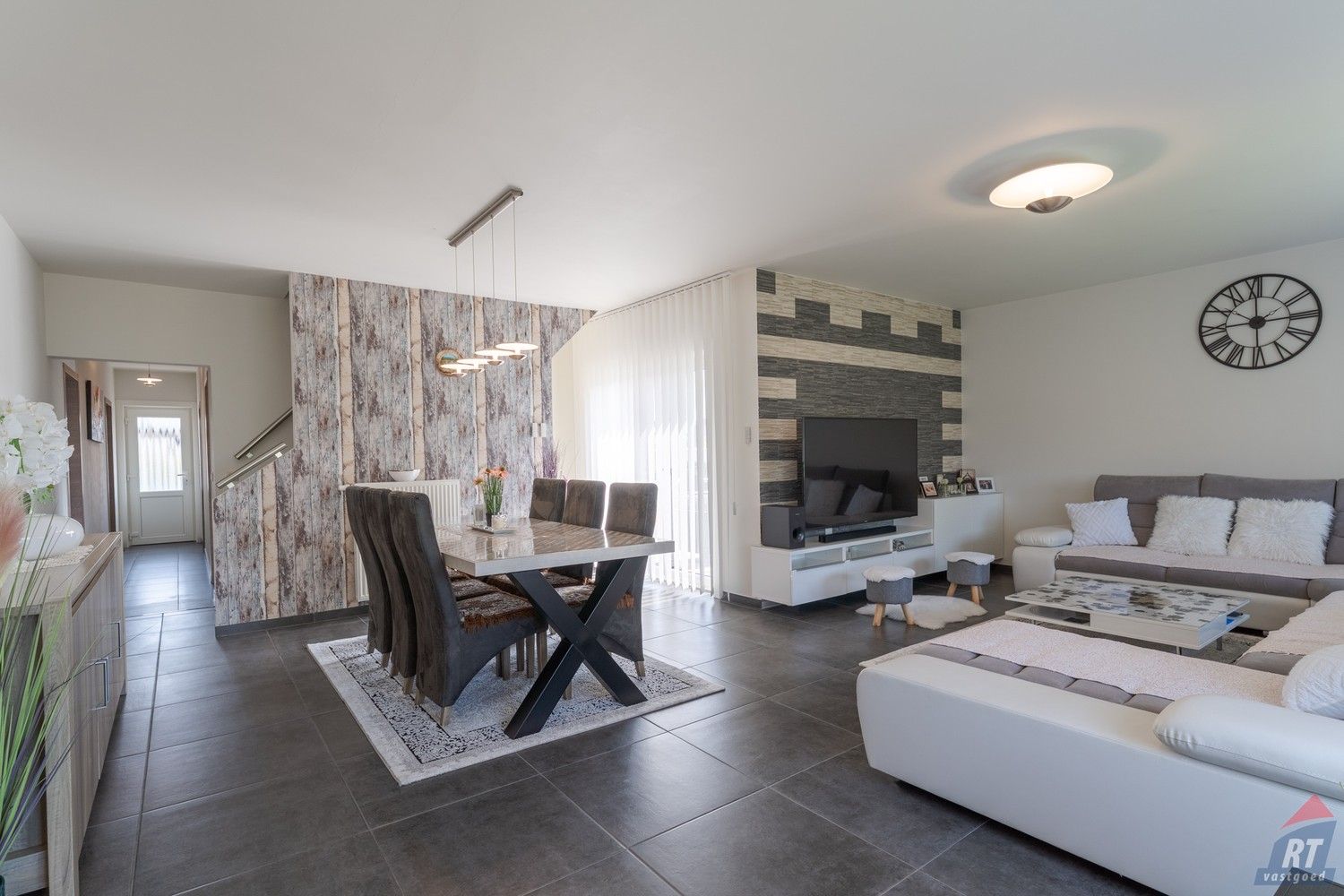 Grondig gerenoveerde open bebouwing op 10a11ca met garage en 5 slaapkamers foto 2