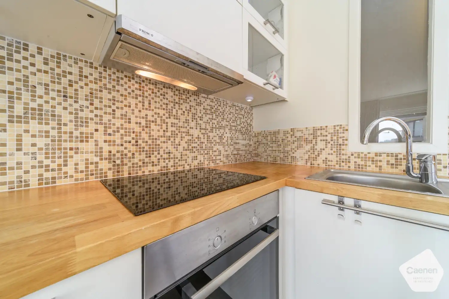 Prachtig gerenoveerde studio met slaapkamer en zijdelings zeezicht foto 5