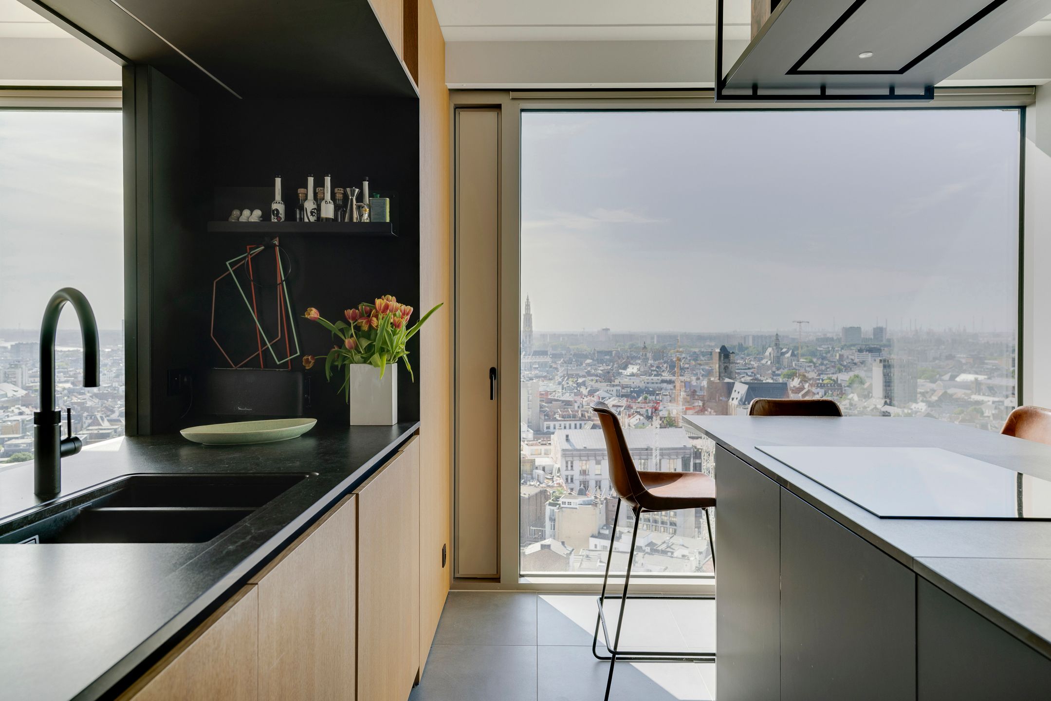 Hoogwaardig afgewerkt appartement in Antwerp Tower foto 6