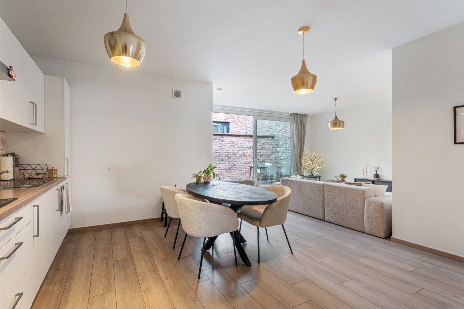 Recent, hoogwaardig afgewerkt gelijkvloers appartement, met terras en inpandige garage, in het centrum van Maaseik!  foto 9