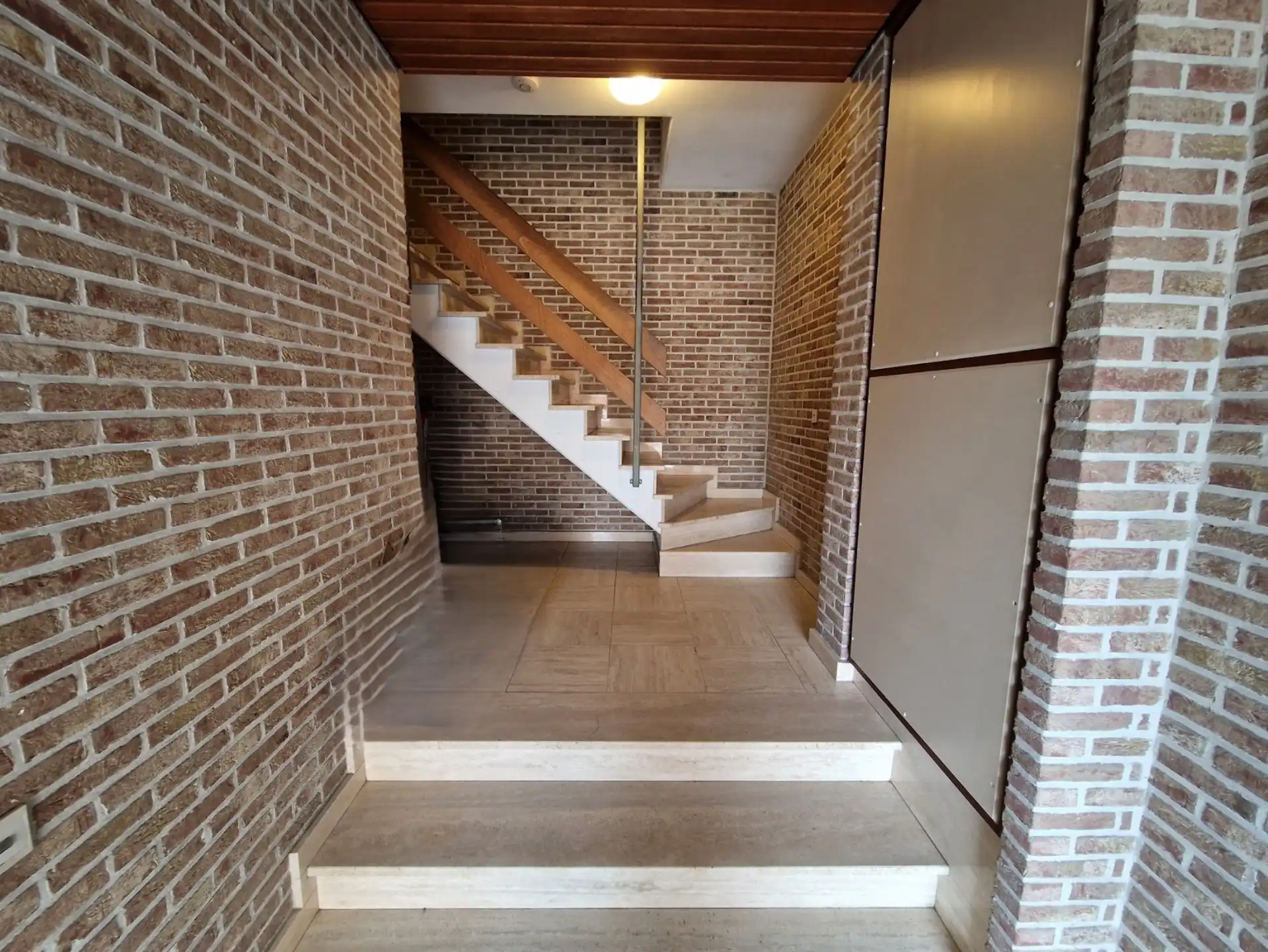 Instapklaar appartement met 2 slaapkamers, tuin & parking foto 2