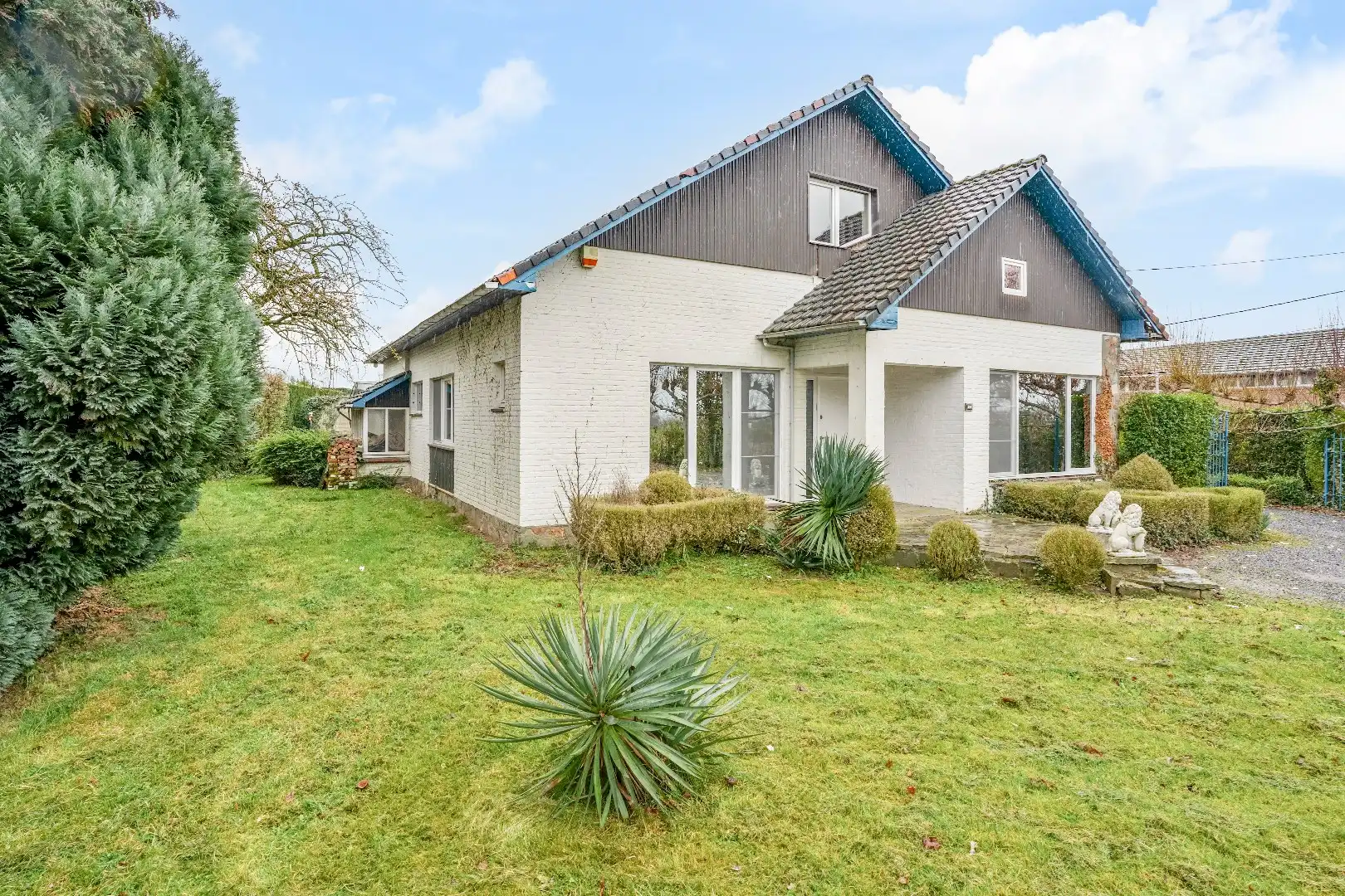 Op te knappen karakteristieke hoekwoning, 4 slpk, (EPC-label C) gelegen aan het Haspengouwse landschap. foto {{pictureIndex}}