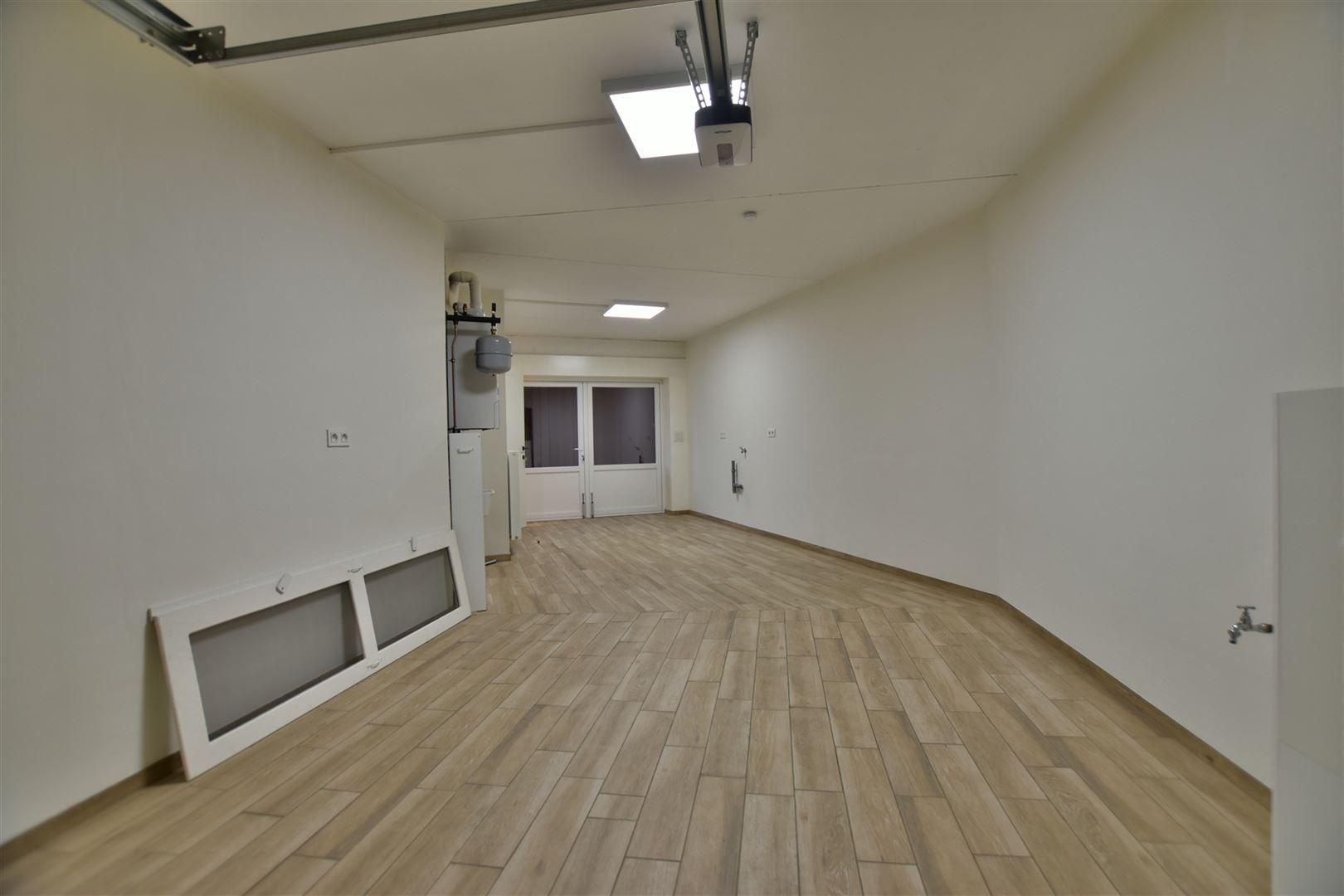 Instapklaar gelijkvloers appartement met koer en garage vrijstaande.  foto 15