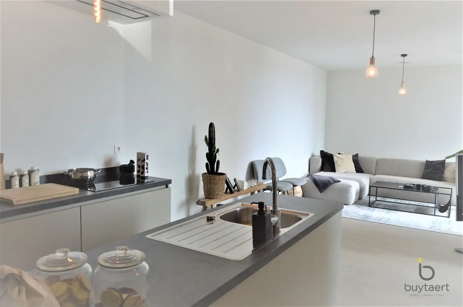 Frontaal waterzicht vanuit dit lumineuze recente appartement met terras! foto 3