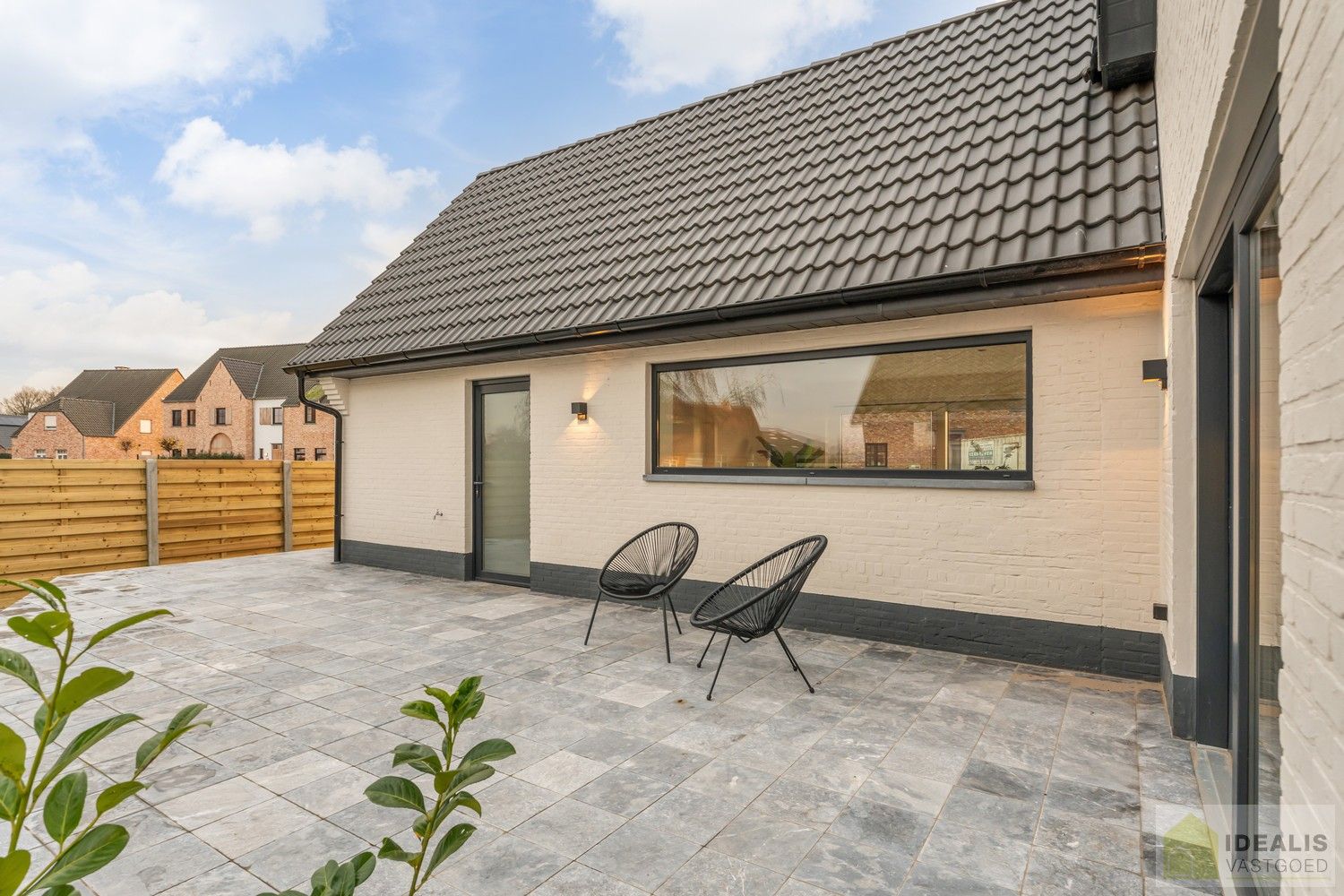 IDEALIS VASTGOED – Schitterend volledig vernieuwde woning met een heerlijke open leefruimte, luxe keuken, 3 ruime slaapkamers, een ruime luxueuze badkamer én een ruime wasplaats! Dit heerlijke huis bevindt zich op een volledig nieuw aangelegd perceel van 7a 88ca vlakbij het centrum van Hamont-Achel, op slechts enkele minuten van de Nederlandse grens - EEN MUST VISIT! - foto 9