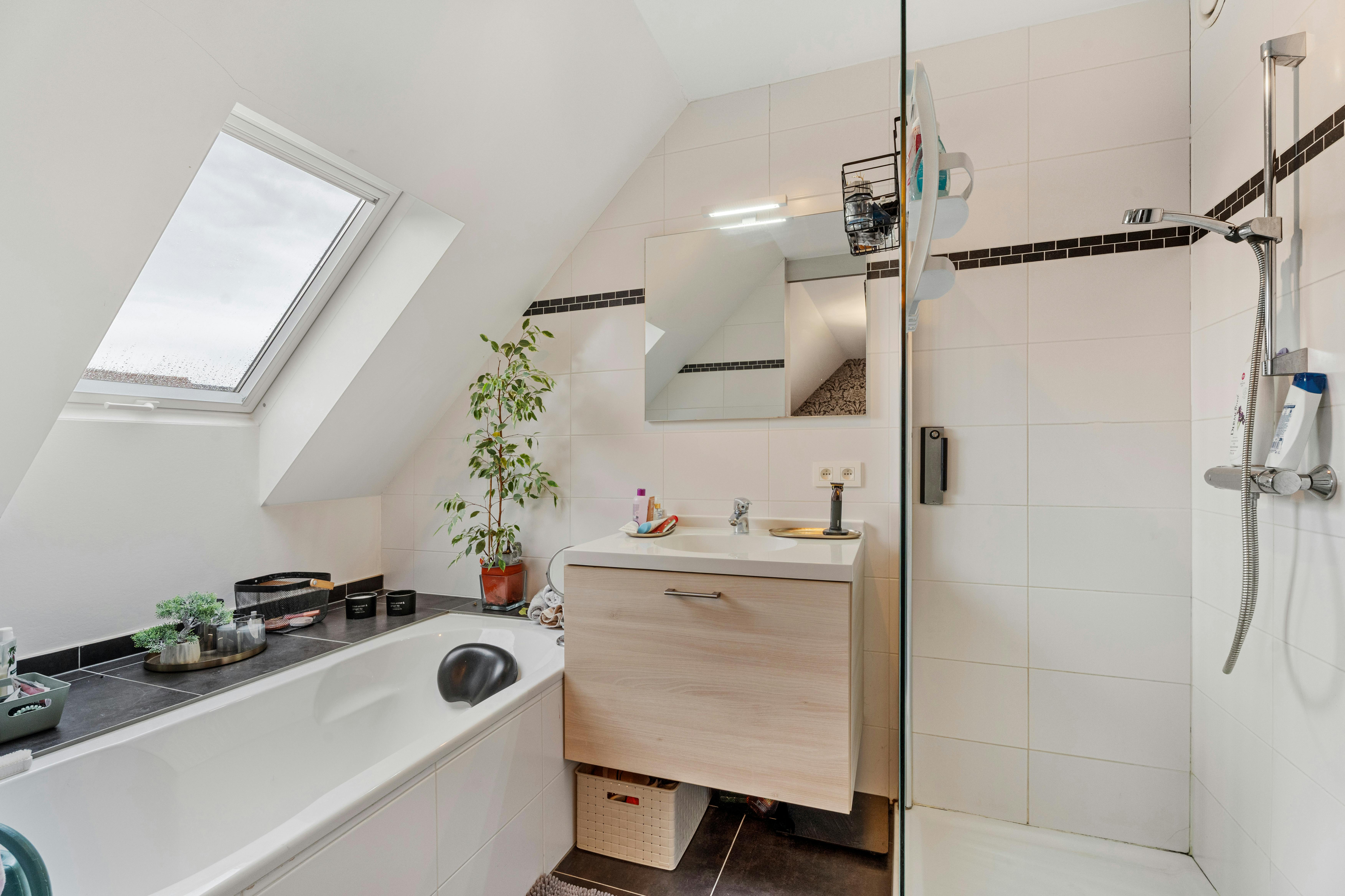 Instapklaar appartement met garage in centrum Ieper  foto 13