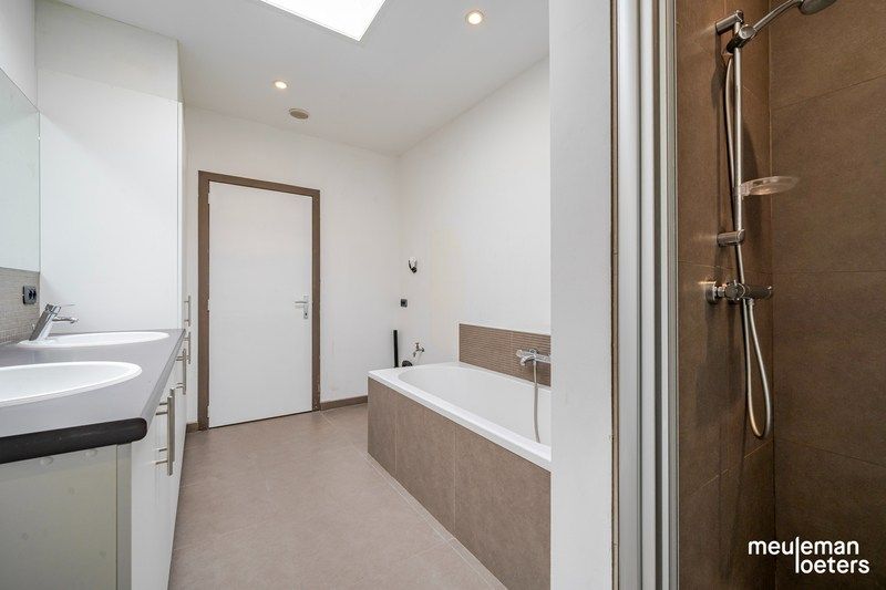 Eigentijdse woning met garage en beroepsgedeelte foto 9