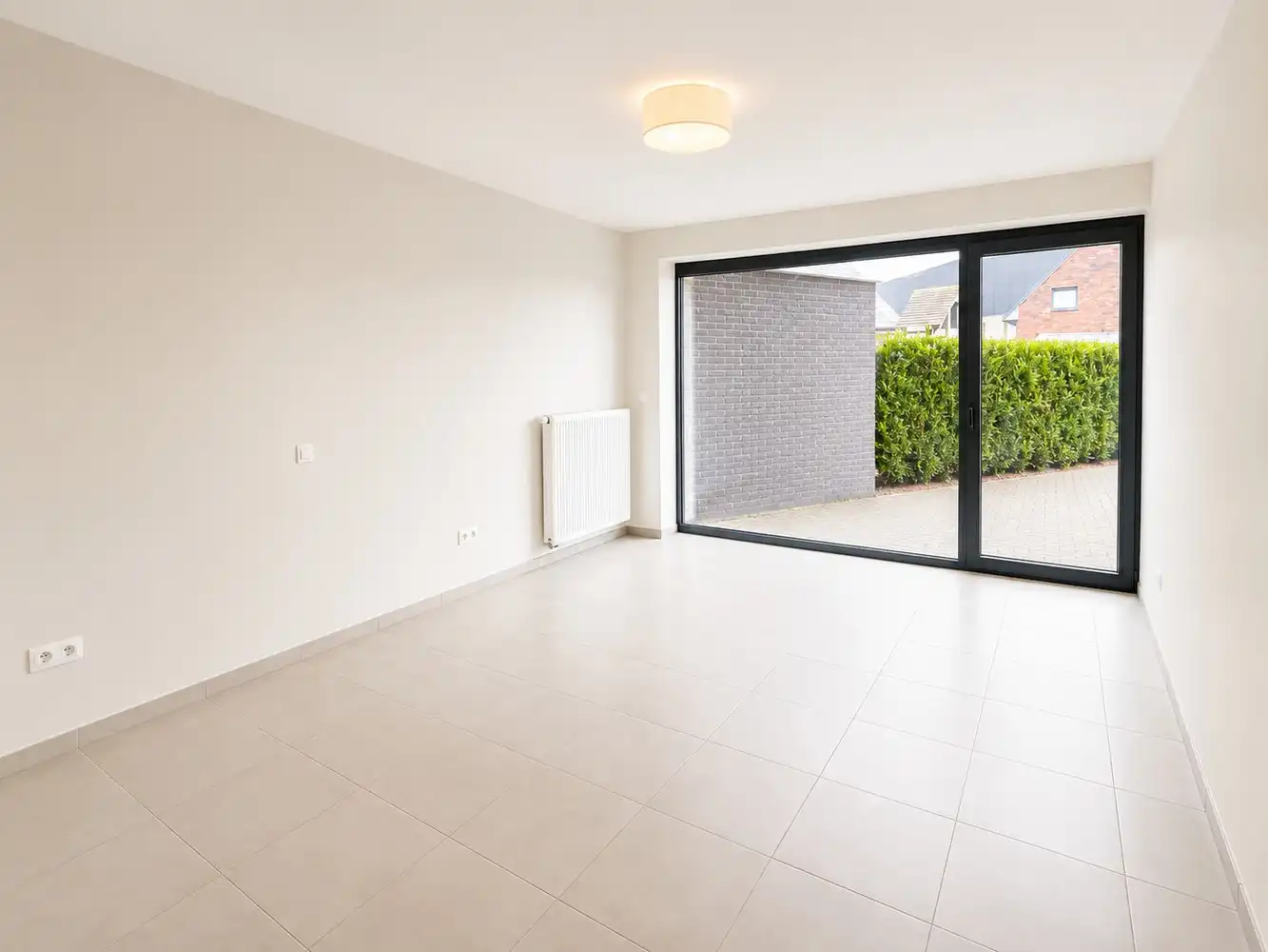 Ruim gelijkvloers appartement met 2 slaapkamers en privatieve tuin in het hart van Wiemesmeer foto 5