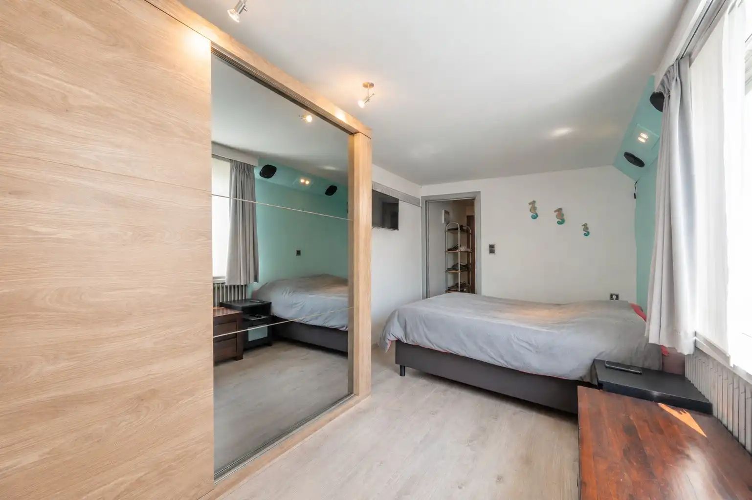 TE KOOP – Verhuurde B&B met 7 kamers én privé-woonst voor uitbaters in hartje De Haan. foto 9