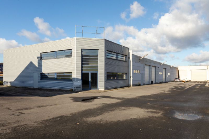 Roeselare-stadsrand. Gelijklvoerse kantoorruimte van 177m2 + bergloods van 200m2 met toiletten en aparte parkeerplaats. Uiterst centraal gelegen dichtbij Ring en Meensesteenweg. foto {{pictureIndex}}