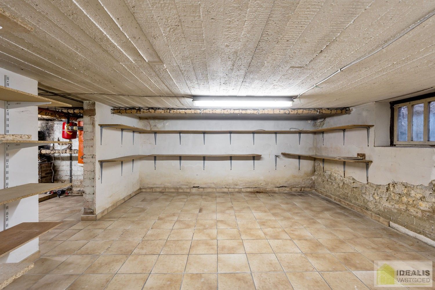 IDEALIS VASTGOED – Ruime te renoveren villa op riant perceel! De villa omvat 198m² netto bewoonbare oppervlakte met een ruime woonkamer en aansluitend uitgeruste keuken, badkamer, 2 grote en 1 kleine slaapkamer, kelder, veranda en 2 garages met sectionale poort van ca. 100m². De villa is gelegen op een prachtig perceel met een oppervlakte van ca. 1,1 hectare (11.000m²)! omgeven door bosgebied! Zeer geschikt voor kandidaten op zoek naar een unieke locatie zeer centraal gelegen, doch volledig omgeven door groen. foto 28