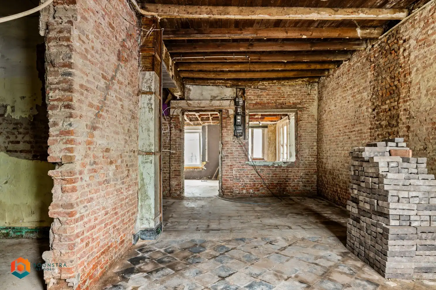 Zonevreemde casco woning met veel potentieel te Putte foto 12