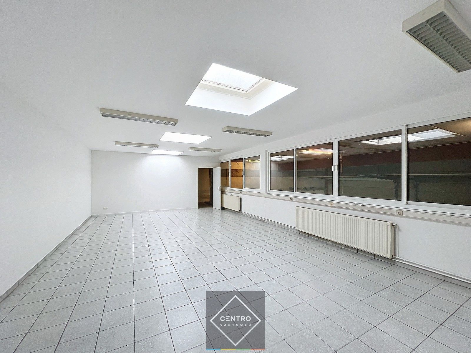 Instapklare OPSLAGRUIMTE (130 m²) met KANTOOR (65 m²) op omheinde TOPLIGGING vlakbij afrit 6 Roeselare-Rumbeke ! foto 7