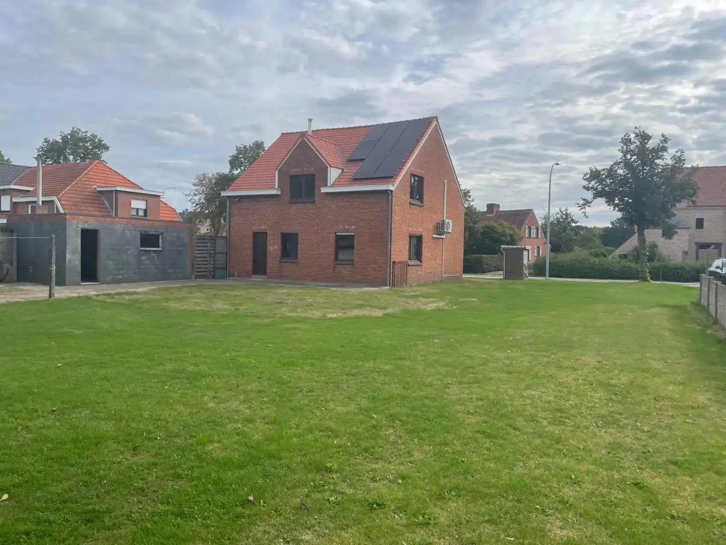VRIJSTAANDE WONING OP RUIM PERCEEL VAN 1.370 M² MET 29 M STRAATBREEDTE foto 2