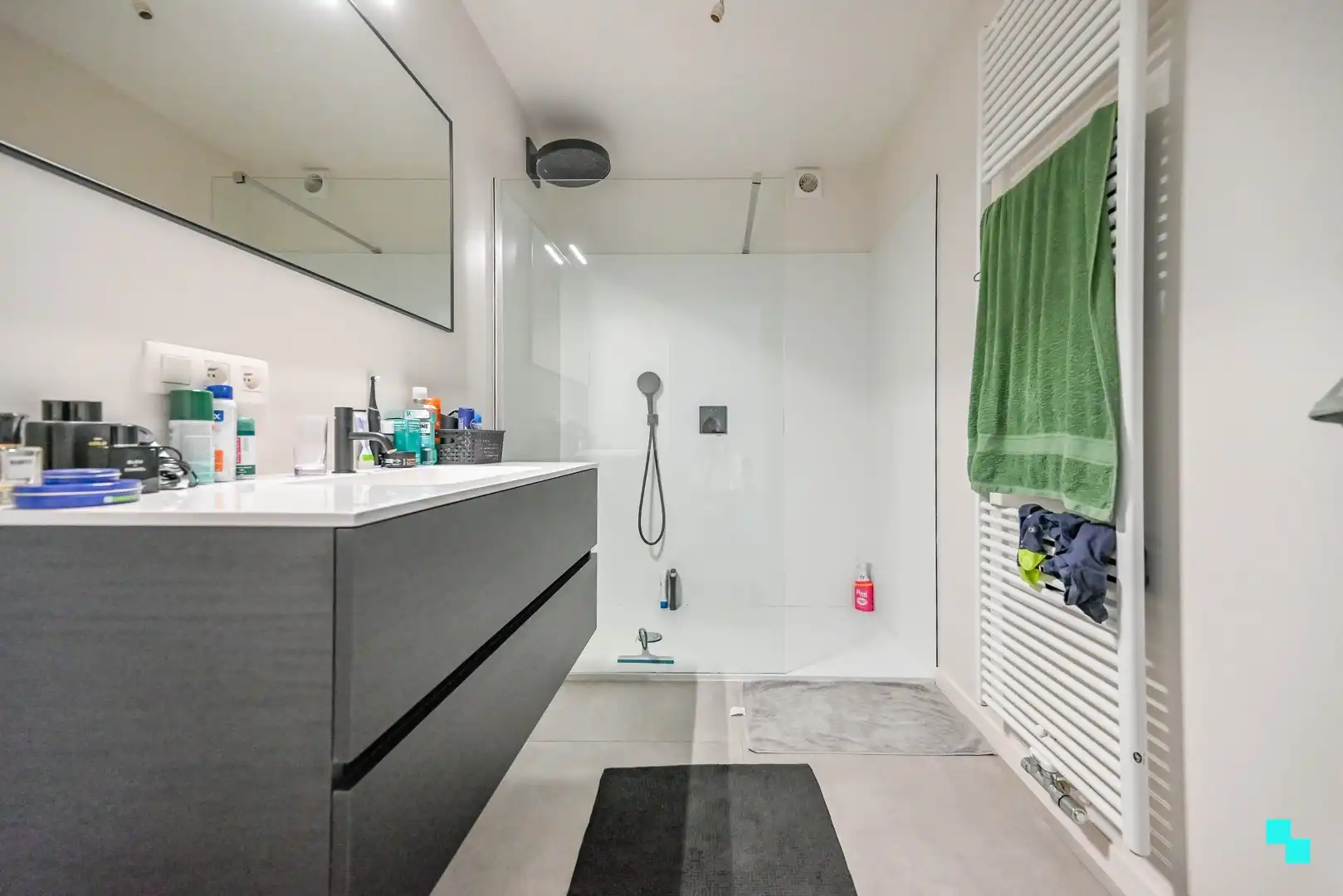 Ruim appartement met ondergrondse autostaanplaats foto 17