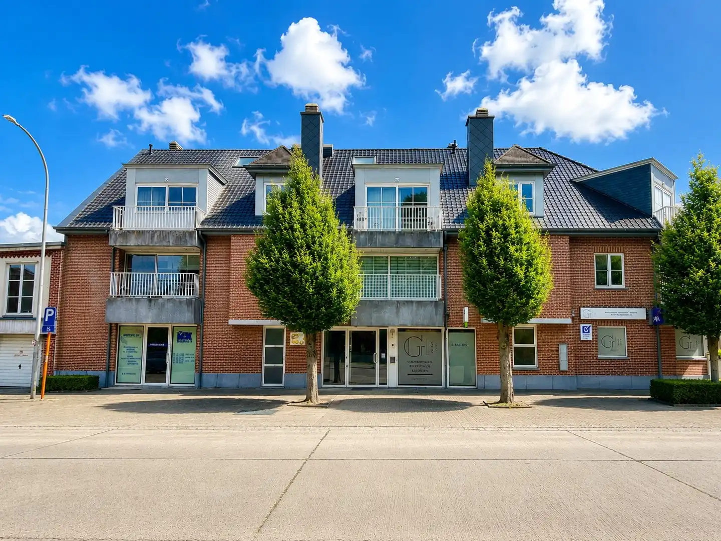 Dit handelspand, gebouwd in 2008, beschikt over een totale bruikbare oppervlakte van 143 m² en werd jarenlang uitgebaat als succesvolle broodjeszaak. foto {{pictureIndex}}