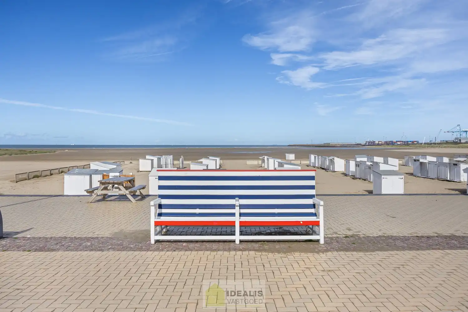 IDEALIS VASTGOED - HEERLIJK GELIJKVLOERS VAKANTIE-APPARTEMENT TE ZEEBRUGGE-BAD OP WANDELAFSTAND VAN HET STRAND EN DE DUINEN! EEN FIJNE PLEK BESTAANDE UIT EEN LICHTRIJKE LEEFRUIMTE MET OPEN KEUKEN EN BERGING, 1 RUIME SLAAPKAMER, 1 INPANDIGE KINDERKAMER, EEN EXTRA RUIM TERRAS EN EEN GOED TOEGANKELIJKE ONDERGRONDSE PARKEERPLAATS (AUTOLIFT) EN KELDERBERGING! foto 39