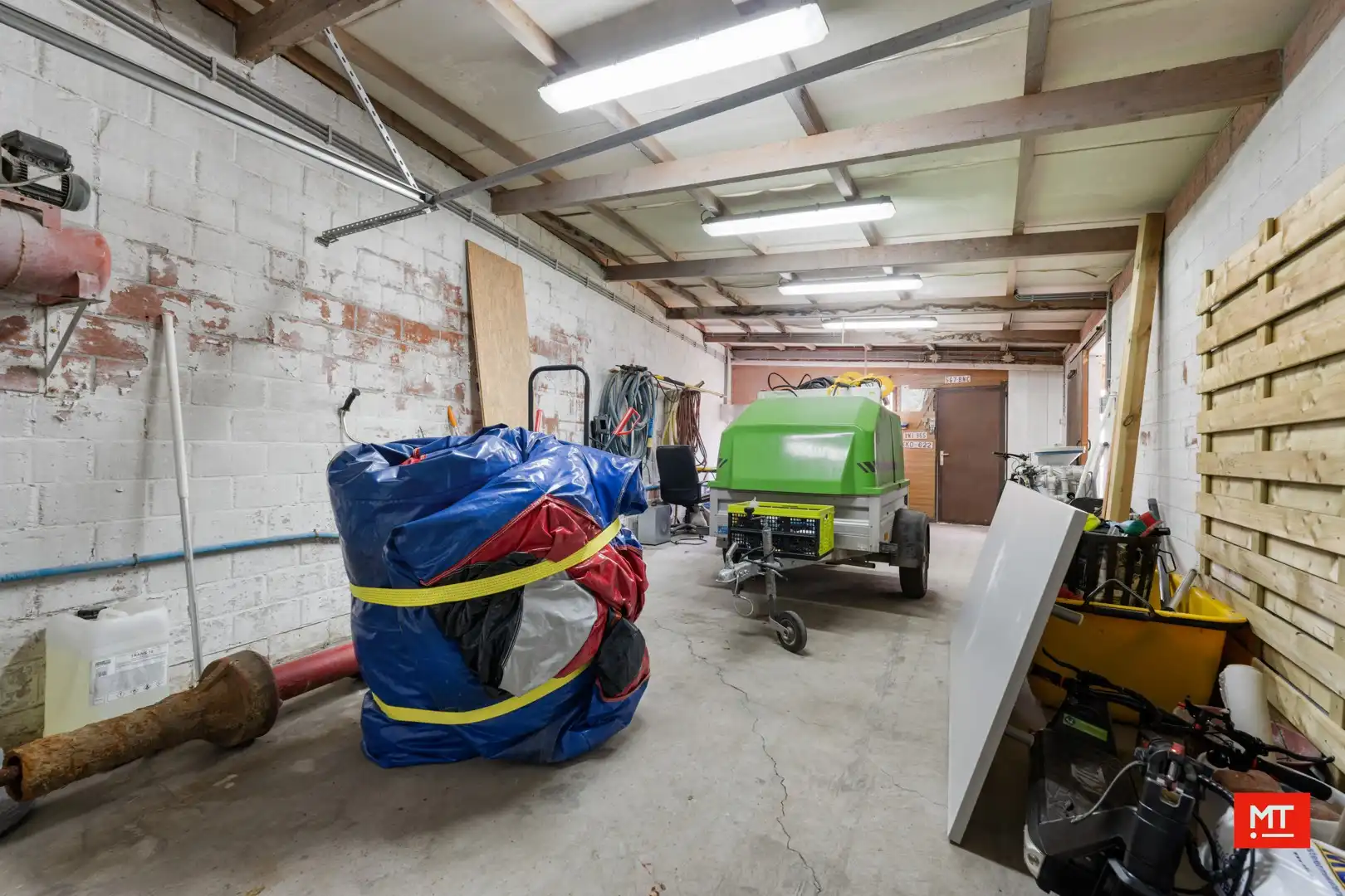 Bijzonder ruime woning met opslagruimte, dubbele garage en uitweg in centrum Langemark foto 26