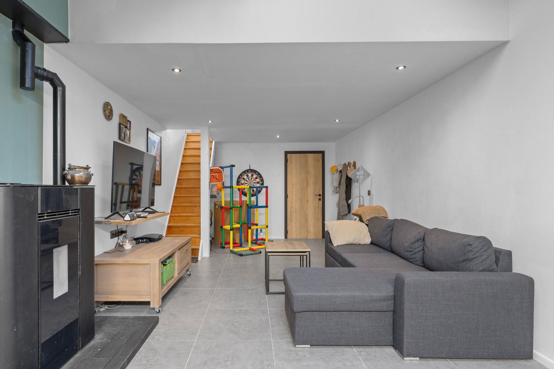 Instapklare gerenoveerde starterswoning met 2 slpks en oostgerichte tuin (500m2) foto 6