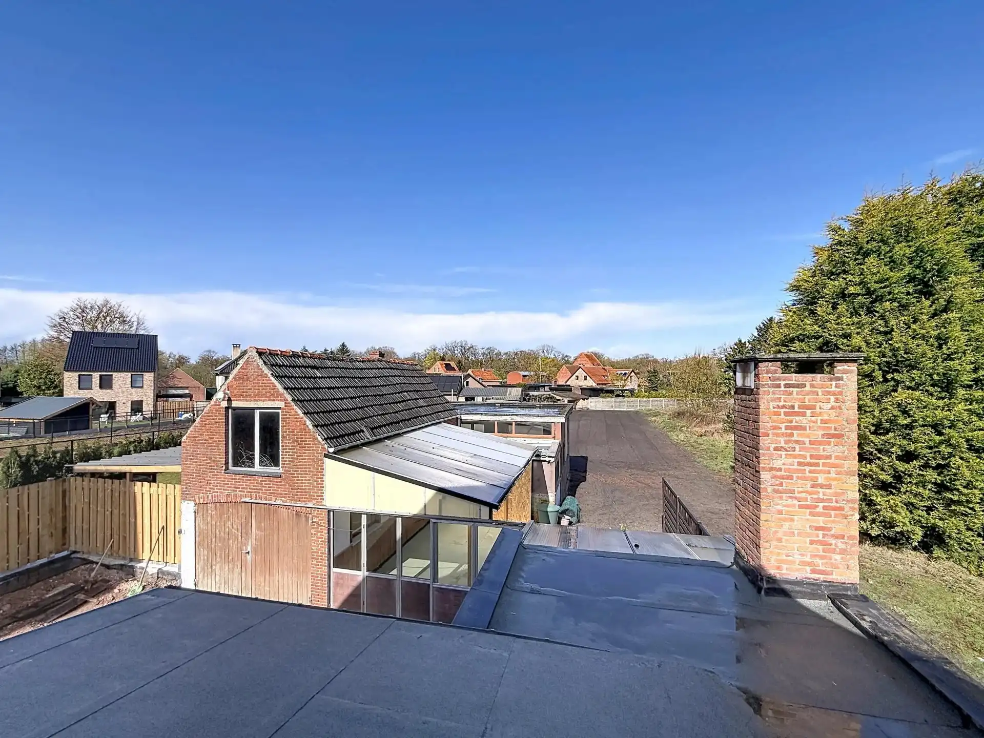 Zeer ruime en verzorgde woning met 5 slaapkamers en 2 badkamers op een groot perceel foto 27