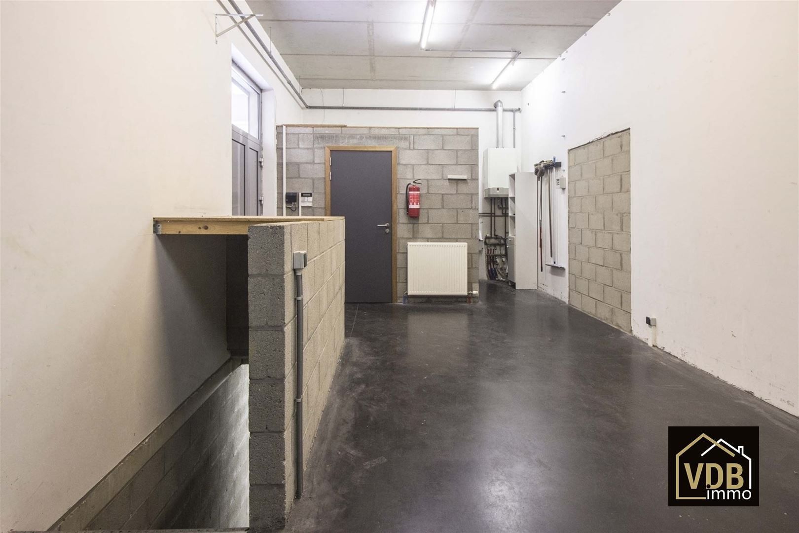 Commercieel gebouw op toplocatie geschikt voor vele doeleinden: kantoor, kleinhandel, groothandel... foto 24