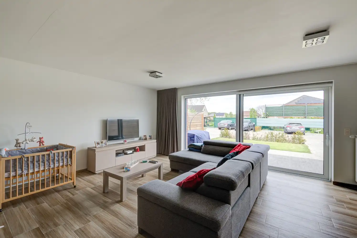 GELIJKVLOERS APPARTEMENT MET 2 SLAAPKAMERS, 2 AUTOSTAANPLAATSEN EN RUIM TERRAS TE BEVERST foto 4