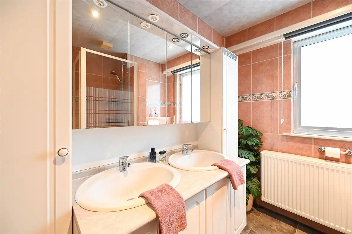 Ruime woning met 2 garages op 1400m² foto 9