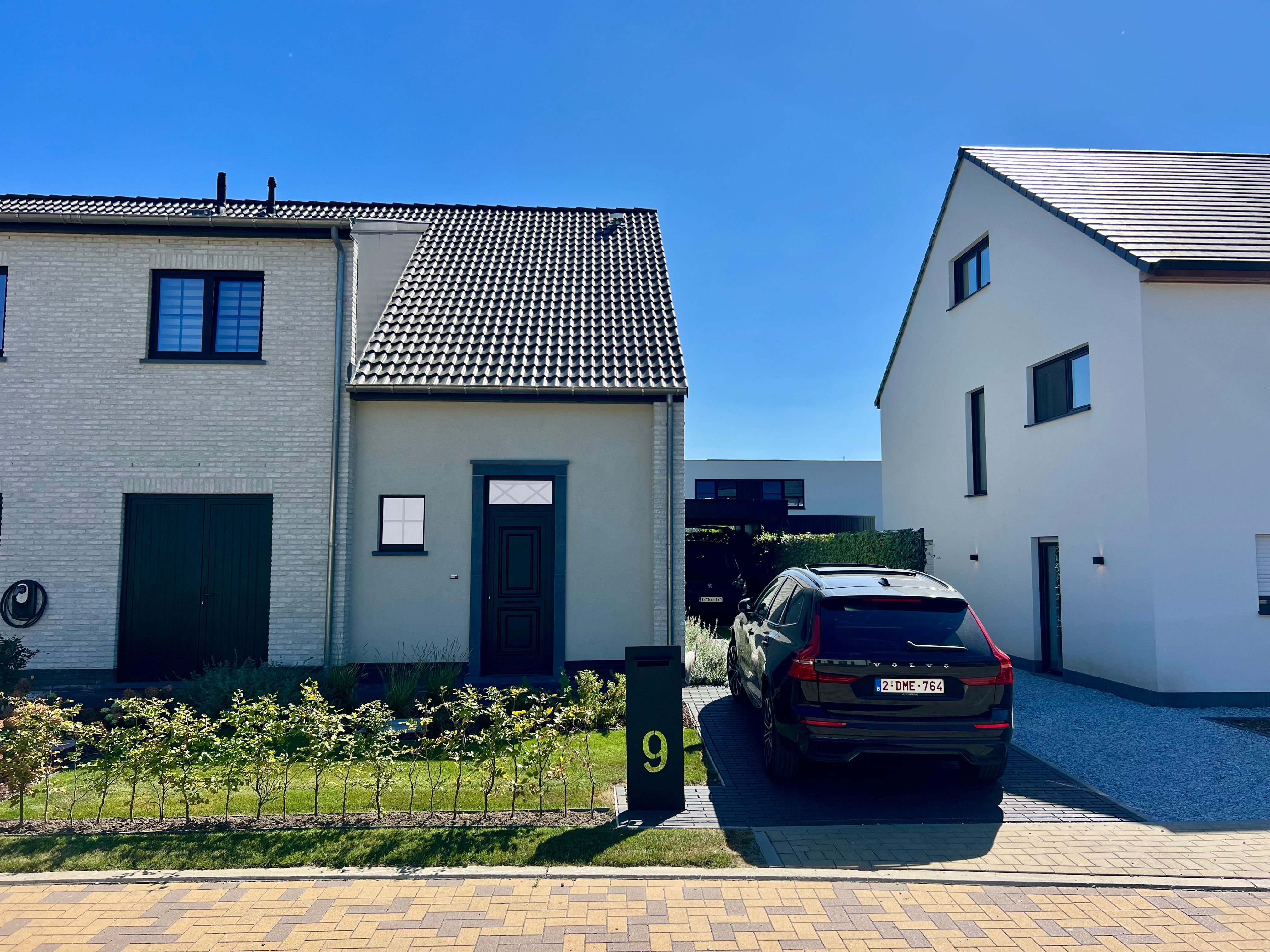 Haflopen nieuwbouwwoning met 3 ruime slaapkamers, oprit, carport, zonnige tuin, ... foto {{pictureIndex}}